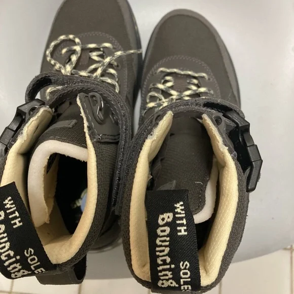 Dr. Martens Combs Tech Women Boots NEW - Picture 4 of 5